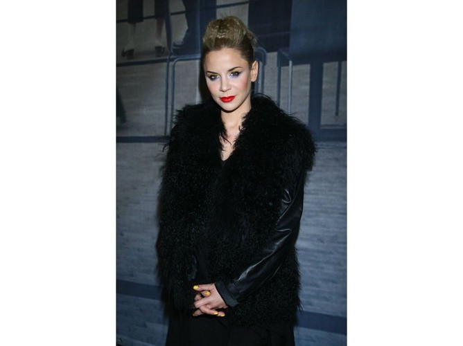 Wciąż ulubiony 'czub' na głowie i czarne boa - kolejna demoniczna odsłona piosenkarki