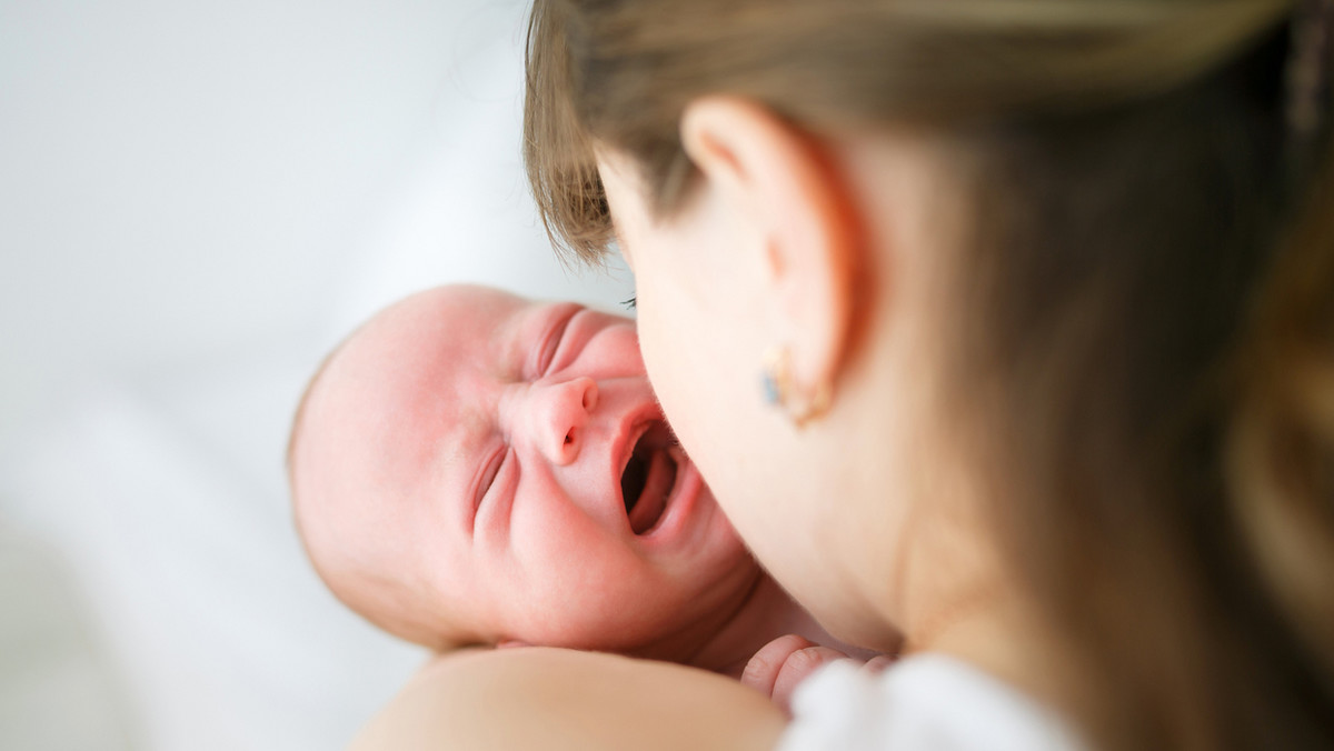 Karmienie piersią to chyba jeden z najprzyjemniejszych obowiązków świeżo upieczonej mamy. Niestety, często tylko w teorii. Oprócz dolegliwości wynikających z nieumiejętnego ssania niemowlaka, pojawić się może inny problem – dziecko w ogóle nie chce ssać piersi. Dlaczego tak się dzieje i jak sobie radzić?