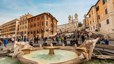 450 euro kary dla turystów za kąpiele w fontannach w Rzymie