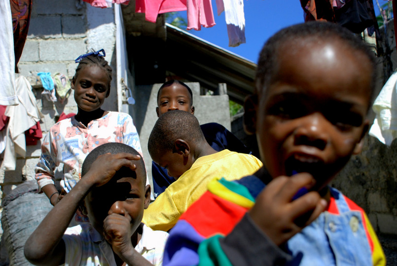 Do sierocińca „Foyer Divin” leżącego na rubieżach Port-au-Prince niełatwo trafić. Od świata oddziela go gruby mur i wysokie na dwa metry metalowe drzwi. To typowy haitański obrazek. Obok ludzi, którzy beztrosko śpią pod namiotem z kawałka falistej blachy i starego płótna, mieszkają zabarykadowani i szczelnie odizolowani od świata szczęśliwcy, którym kolejne kataklizmy oszczędziły domy. Ci najbogatsi - politycy, mafiosi i pracownicy organizacji humanitarnych - wynajmują uzbrojoną w karabiny ochronę, ci biedniejsi uzbrajają okalający dom mur potłuczonym szkłem, wmurowanym na sztorc.