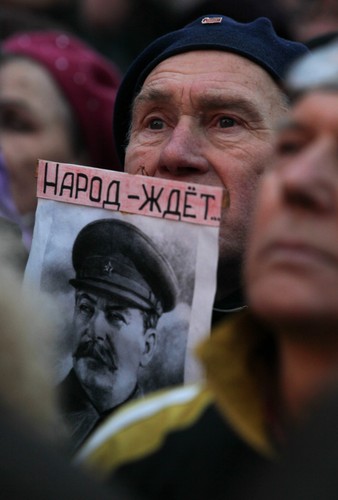 'Naród czeka' na portrecie Stalina