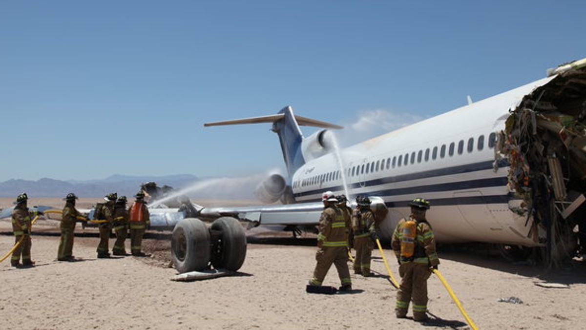 Lot samolotu pasażerskiego z lotniska Mexicali w dniu 27 kwietnia 2012 roku kończy się na Pustyni Sonora w Meksyku. Samolot Boeing 727 rozbija się. Na jego pokładzie jest 170 miejsc. W katastrofie nikt nie ucierpiał. Zobacz jak to się stało. Zobacz jak ciekawość doprowadziła do pierwszej kontrolowanej katastrofy lotniczej.