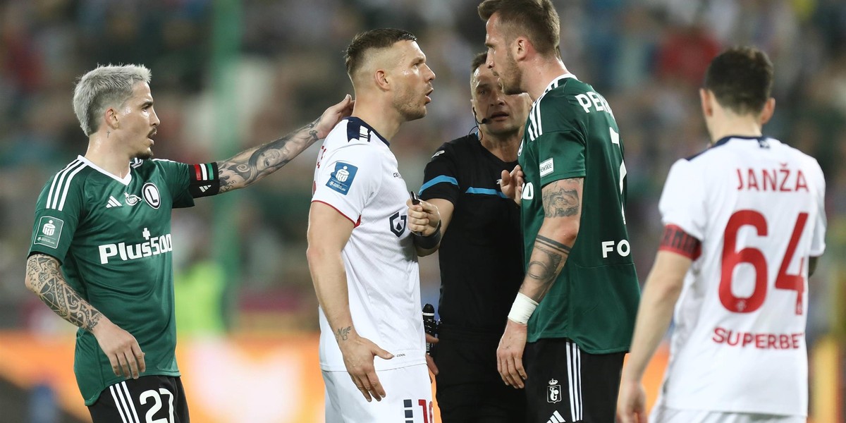 Podolski kontra Pekhart - o tej sytuacji gracz Górnika nie może cały czas zapomnieć.