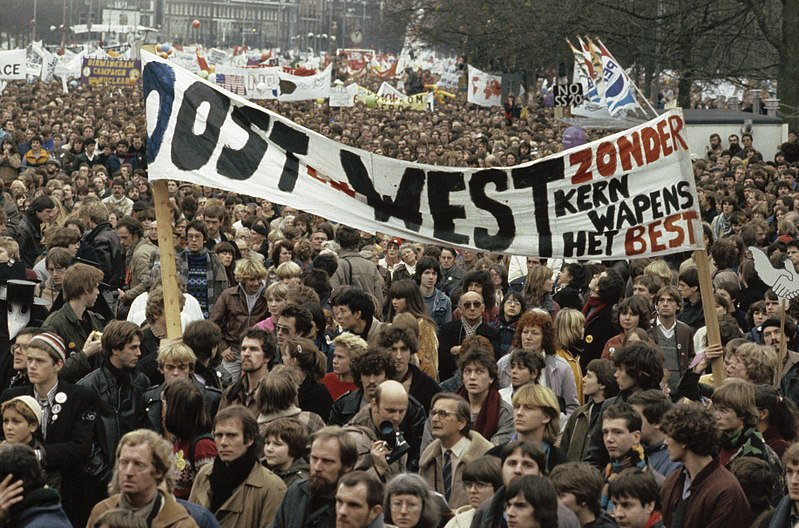 Protest przeciw umieszczaniu rakiet Pershing II na terenie Europy (1981). Foto: Rob Bogaerts (licencja CC0)