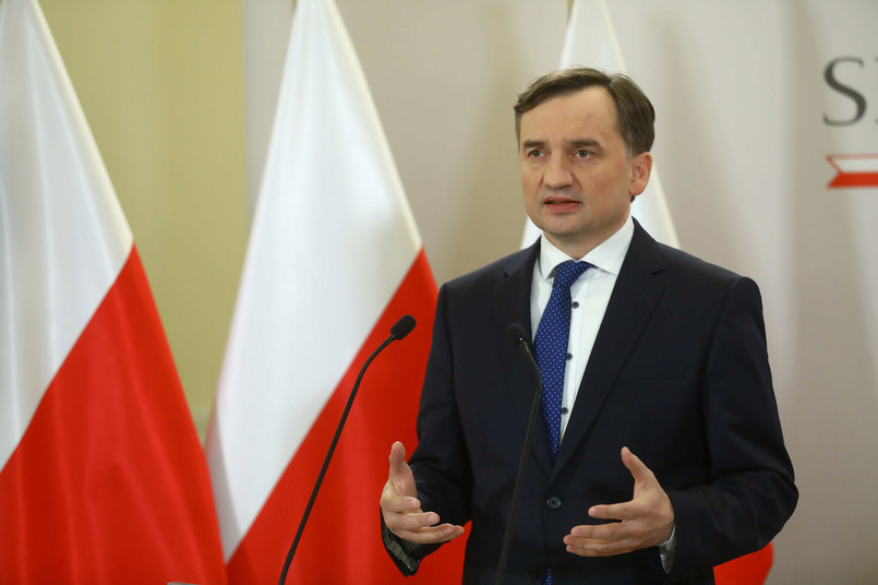 Minister sprawiedliwości, prokurator generalny Zbigniew Ziobro podczas konferencji prasowej w siedzibie resortu w Warszawie. Temat spotkania: "Wniosek o zawieszenie składki członkowskiej Polski do budżetu UE".