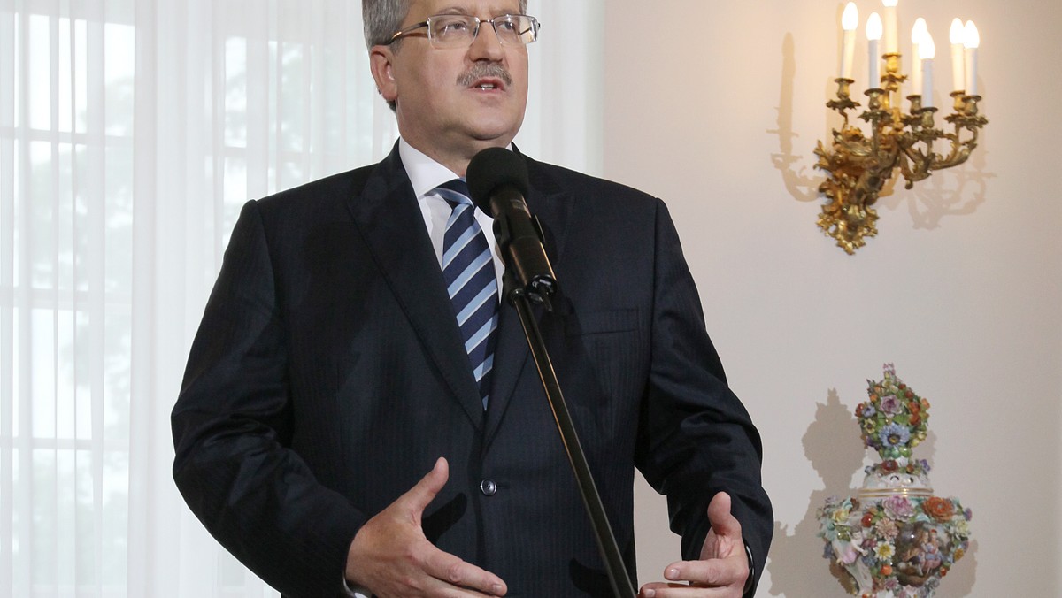 Bronisław Komorowski nie chce wyznaczyć terminu wyborów parlamentarnych na dzień ustalony przez Platformę Obywatelską. Z informacji do których dotarł tygodnik "Wprost" wynika, że prezydent coraz poważnie myśli o rozpisaniu wyborów na 16 października.