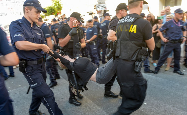 Młodzież Wszechpolska kontra Obywatele RP w Warszawie. Policja: 117 wniosków do sądu