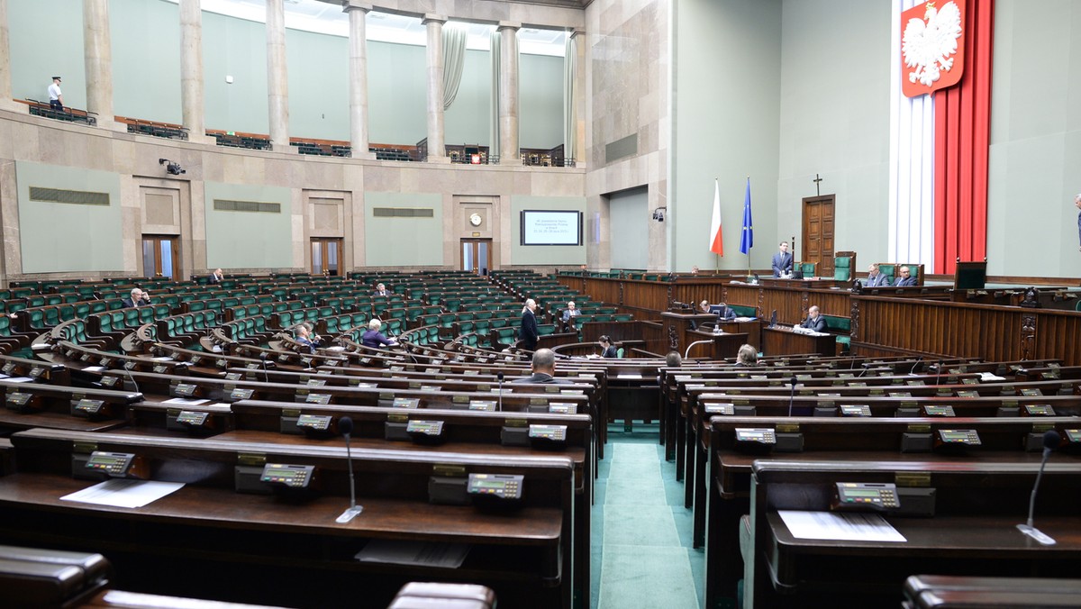 Sejm odrzucił w głosowaniu dwie poprawki Senatu, który zaproponował zniesienie obowiązku noszenia odblasków przez pieszych po zmroku poza terenem zabudowanym.