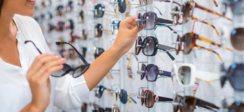 Co musi być napisane na okularach przeciwsłonecznych, żeby warto było je kupić?