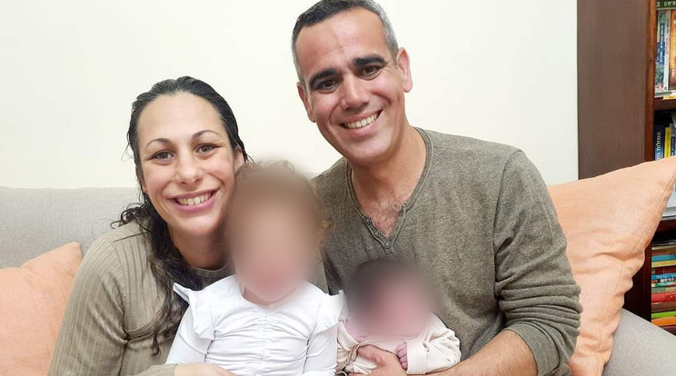 Lishay és Miran két gyerekükkel, itt még boldogan: a férfit október 7-ln hurcolták el a terroristák, azóta csak kósza hírek jönnek róla