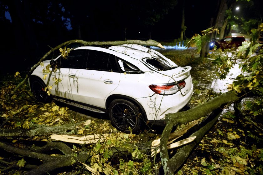 Dwie osoby zginęły, prawie milion bez prądu. Wichury spustoszyły kraj