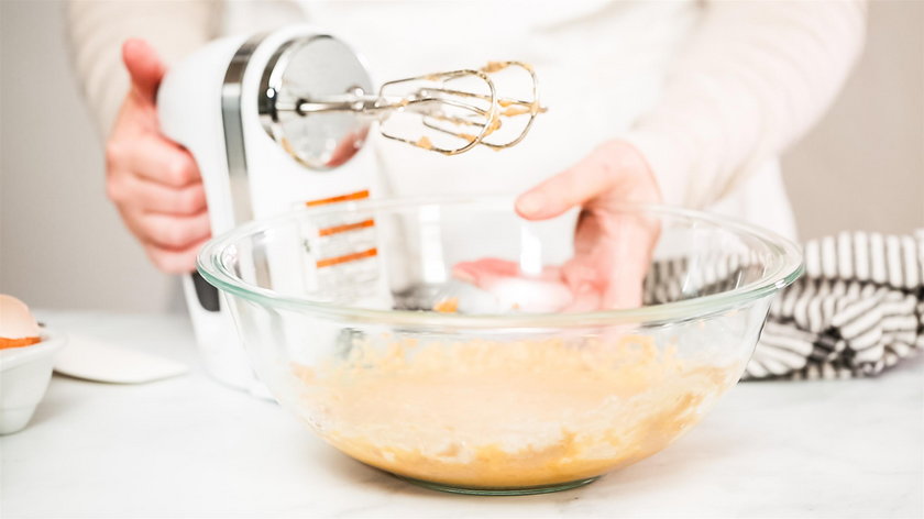 Aby przygotować masę na ciasto, trzeba najpierw ubić białka i dodać do nich żółtka.