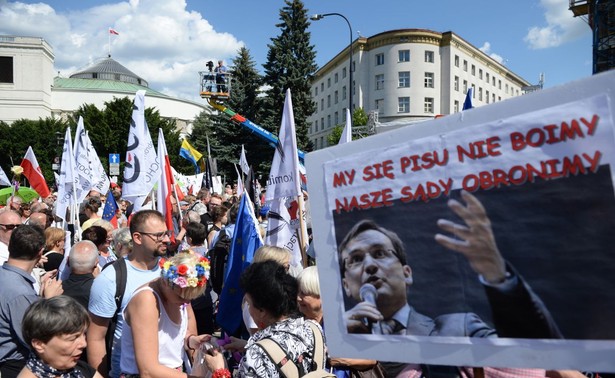 "Każda dyktatura kończy się terrorem. Jeżeli komuś się wydaje, że jego to nie dotyczy, to się bardzo grubo myli. To dotyczy wszystkich" - mówił Łoziński