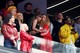 Taylor Swift és Blake Lively ikonikus pillanata a 2024-es Super Bowl kilátóján. A barátnők együtt szurkoltak, izgultak és ujjongtak. A duó mindkét tagja nagyon jól nézett ki, de Blake Lively piros Adidas szettje mindent vitt. 