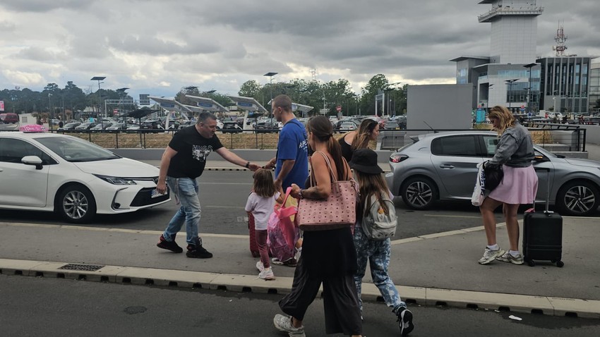 Nikolija i Relja sa decom na aerodromu