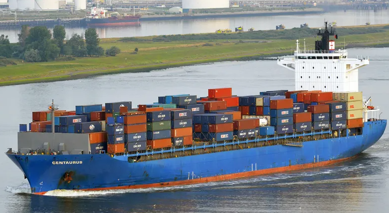 The EA Centaurus boasts an impressive 7,000 TEUs and measures 272 meters in length