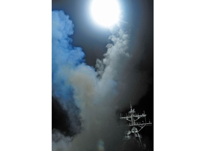 Zdjęcie udostępnione przez US Navy przedstawia moment wystrzału pocisku Tomahawk z USS Barry