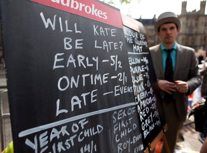 W oczekiwaniu na ślub można wziąć udział w zakładach - tu pytanie: czy Kate się spóźni? I odpowiedzi: będzie za wcześnie, na czas, spóźniona