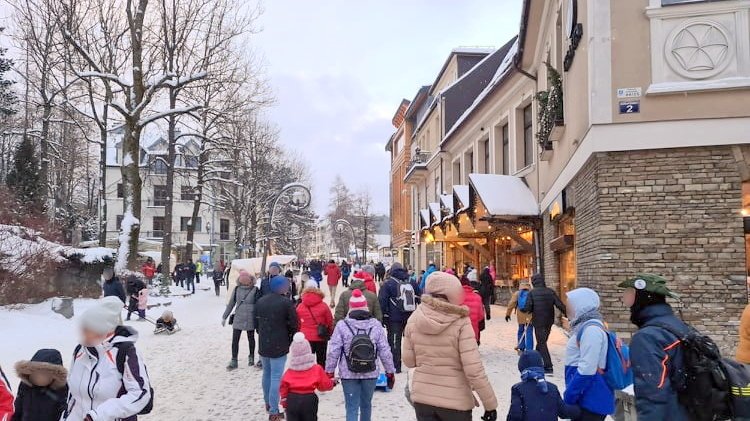 Zatłoczone Krupówki w sezonie zimowym