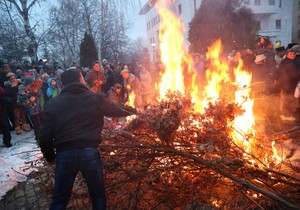 paljenje badnjaka 06012016 foto goran srdanov (5)