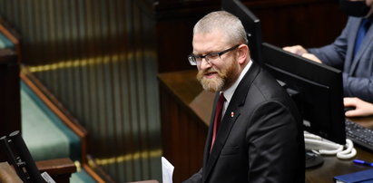 Grzegorz Braun zapłaci za swój antymaseczkowy bunt w Sejmie. Przepadną wielomiesięczne zarobki posła Konfederacji