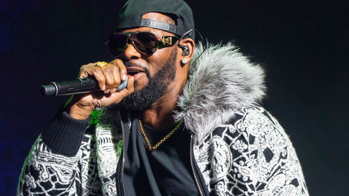 Oskarżony o molestowanie R. Kelly nie stawił się w sądzie z powodu infekcji