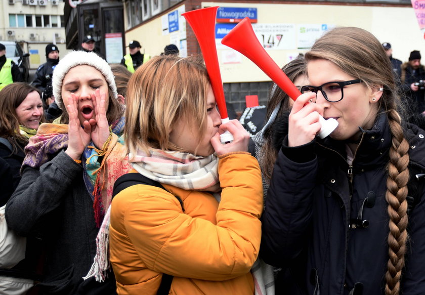 Kobiety protestowały w wielu miastach. W Warszawie pojawiły się m.in. przed siedzibą PiS