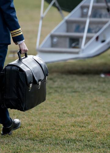 Joe Bidennek van egy táskája, amivel atomrakétákkal pusztíthatná el a  világot - Noizz