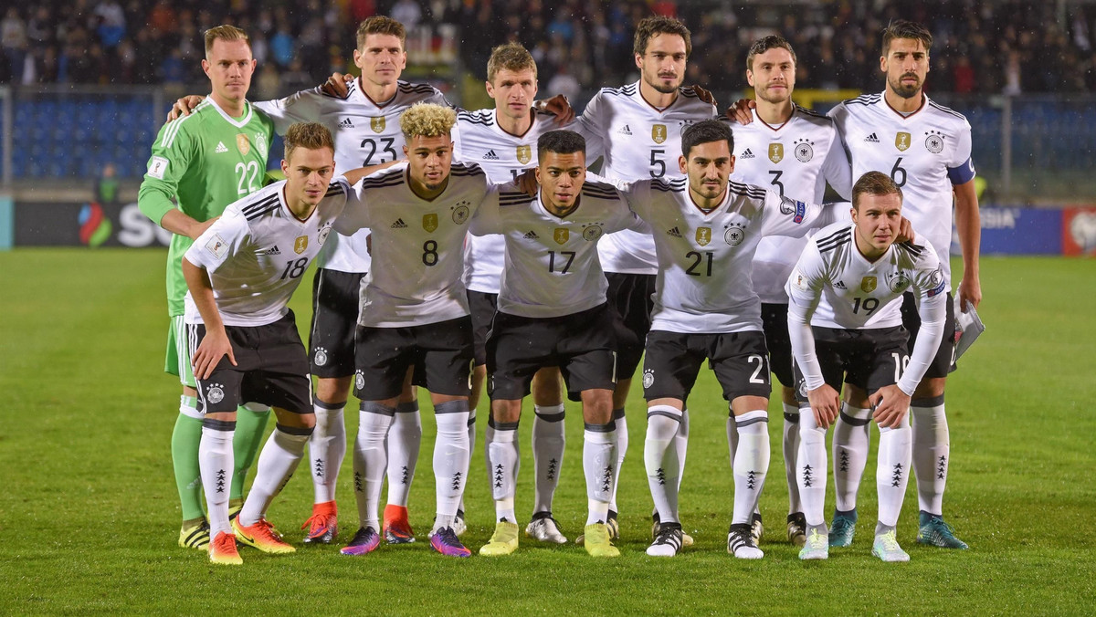 W sobotę Borussia Dortmund podejmuje Bayern Monachium w hicie Bundesligi. Zanim jednak do tego dojdzie wielu zawodników obu drużyn może wystąpić w towarzyskim meczu reprezentacji Niemiec przeciwko Włochom we wtorek. Selekcjoner mistrzów świata powiedział, że nie chce stwarzać problemów klubom i będzie dozować wysiłek piłkarzy.