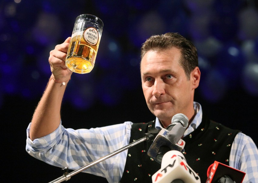 Mediji tvrde da je Štrahe u mladosti bio polaznik neonacističkog kampa