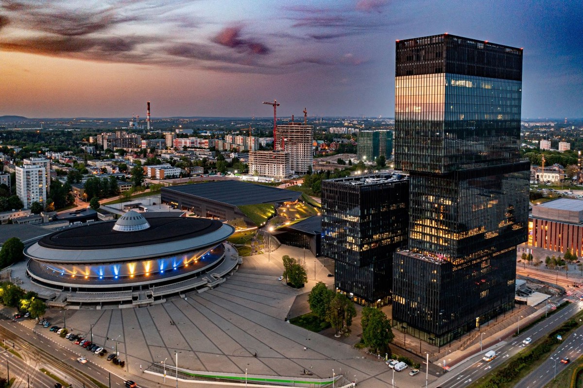 Katowice wieczorową porą - widok na Spodek, biurowce .KTW i okoliczne zabudowania