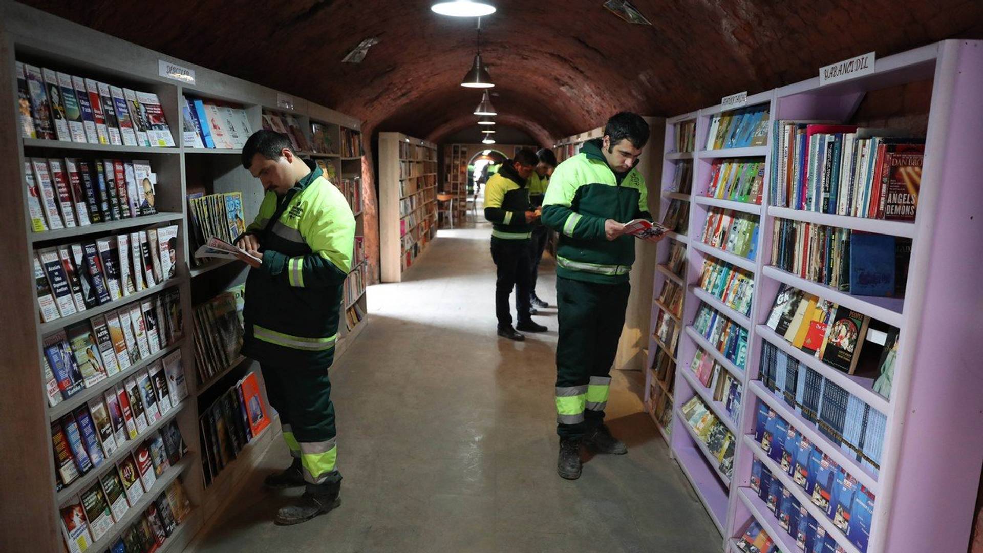 Đubretari u Turskoj skupljali bačene knjige i od njih napravili biblioteku