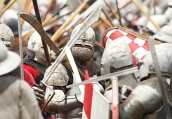 Ponowne starcie wojsk krzyżackich i polsko-litewskich. Inscenizacja bitwy pod Grunwaldem. ZDJĘCIA