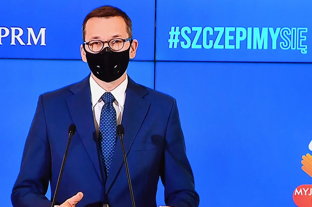 Morawiecki przypomniał, że w wyniku pandemii w marcu 2020 r. rząd musiał wprowadzić stan zagrożenia epidemicznego.