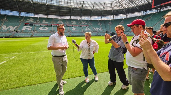 Z centrum dowodzenia grupa przeszła na płytę boiska. Trzeba wiedzieć, że decyzja o koszeniu murawy zależy nie tylko od kalendarza, ale też od konkretnych danych i parametrów.