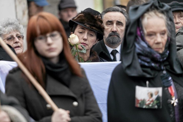 Marsz pamięci w 3. rocznice katastrofy smoleńskiej . Marsz wyruszył z Rynku Głównego i dotarł ulica Grodzka pod Krzyż Katyński na Placu Ojca Adama Studzińskiego