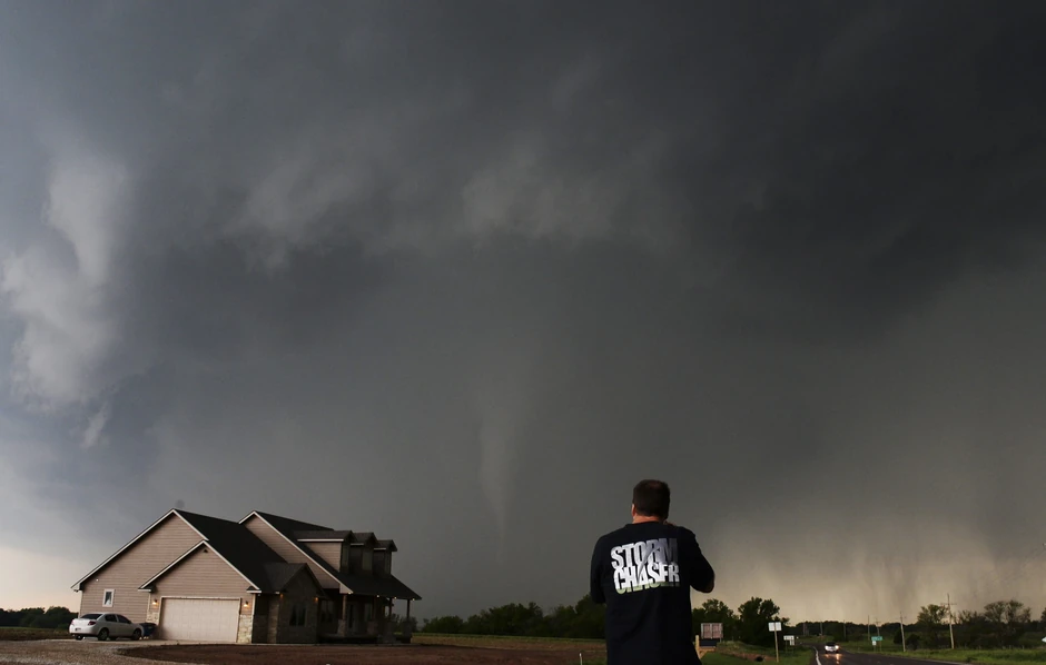 Fotograf Bred Mek, jedan od "lovaca na oluje" snima tornado u blizini kuće u Saut Hejvenu u Kanzasu