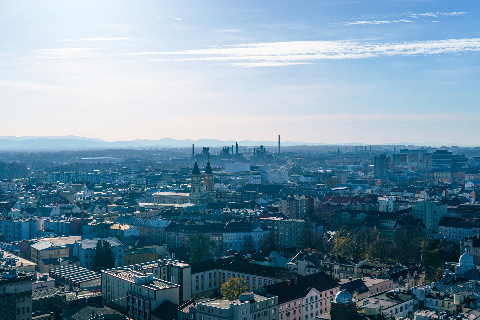 Bývalé banské a hutnícke centrum dnes láka návštevníkov industriálnymi pamiatkami.