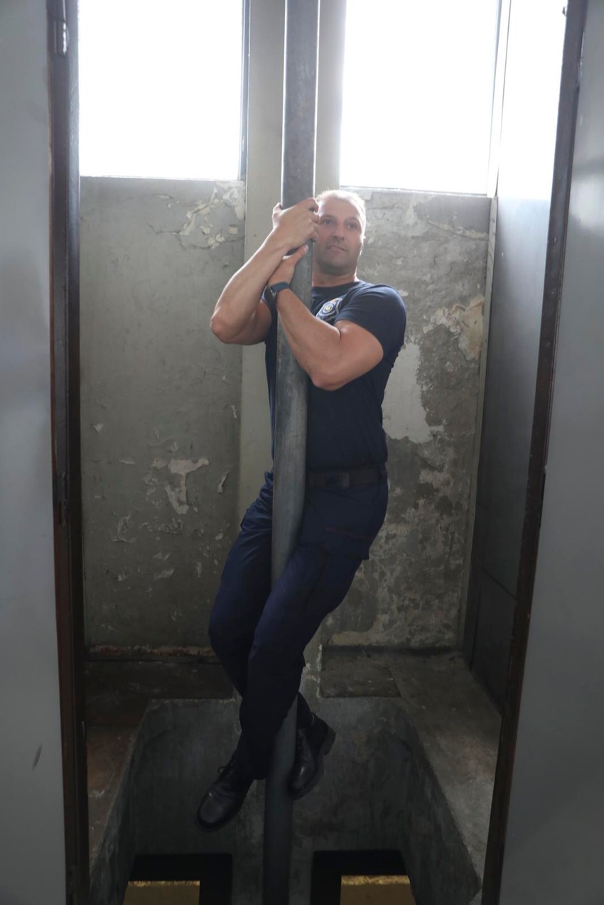 Niz šipku se brzo spuštaju do kamiona