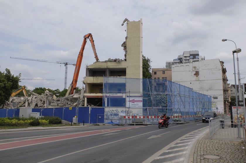 Wyburzanie budynku Cuprum przy pl. Jana Pawła II we Wrocławiu