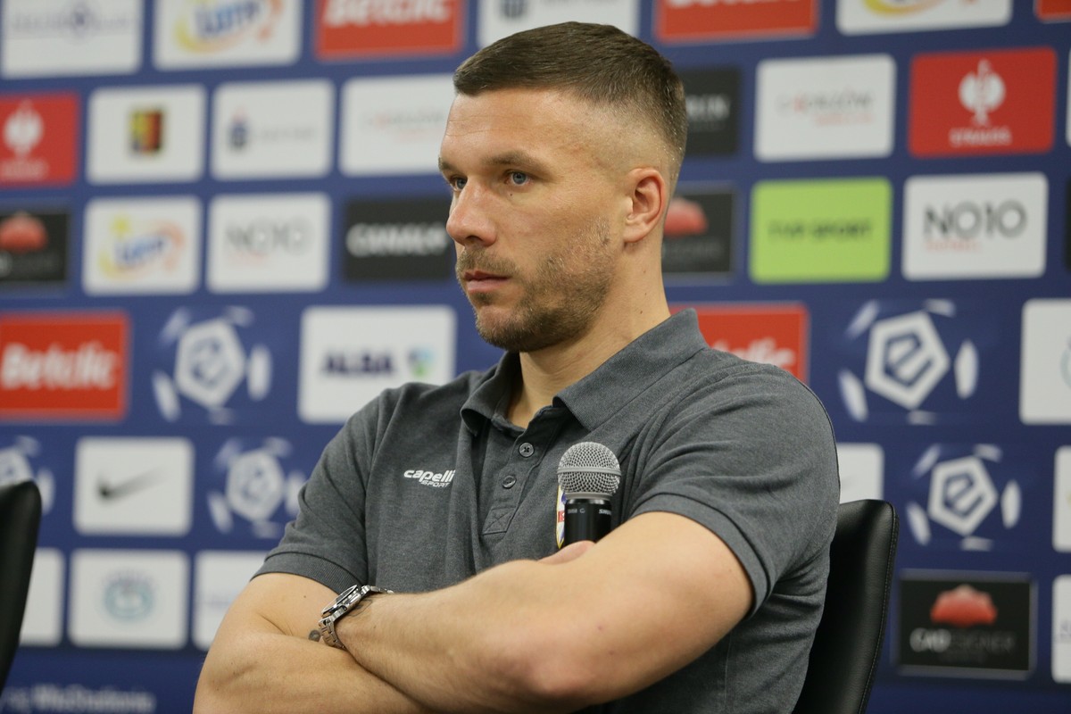 Zawodnik Górnika Zabrze Lukas Podolski podczas wspólnej konferencji prasowej z Ruchem na Stadionie Śląskim w Chorzowie. Drużyny przygotowują się do wielkich derbów Śląska w piłkarskiej Ekstraklasie