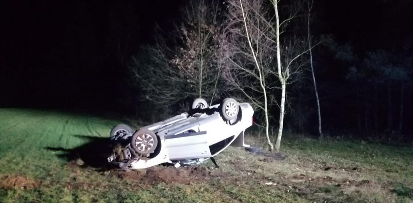 Pijany ojciec wiózł 12-letniego syna. Auto dachowało