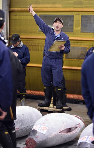 Tokijski rynek Tsukiji to jedna z największych atrakcji turystycznych stolicy Japonii. Turyści mogą też przyglądać się aukcjom tuńczyka, jednakże udział w nich dla osób postronnych jest ściśle limitowany i wymaga poświęcenia. Aukcje odbywają się nad ranem, a żeby je obserwować - trzeba ustawić się w kolejkę już po północy.