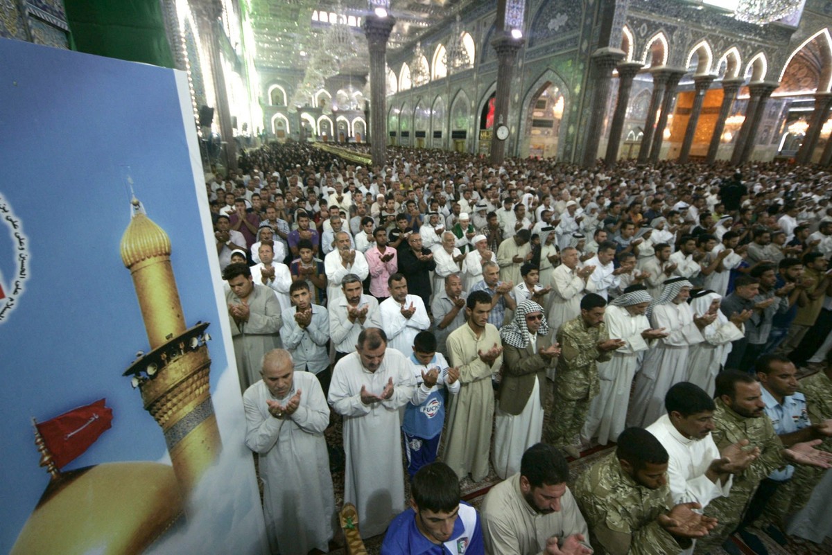 Szyici w meczecie w Karbali