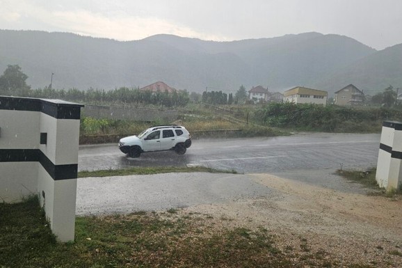 (FOTO, VIDEO) POTOP U PRIJEPOLJU! Nevreme se sručilo u trenu: Munje PARAJU NEBO, ulice se pretvorile u reke