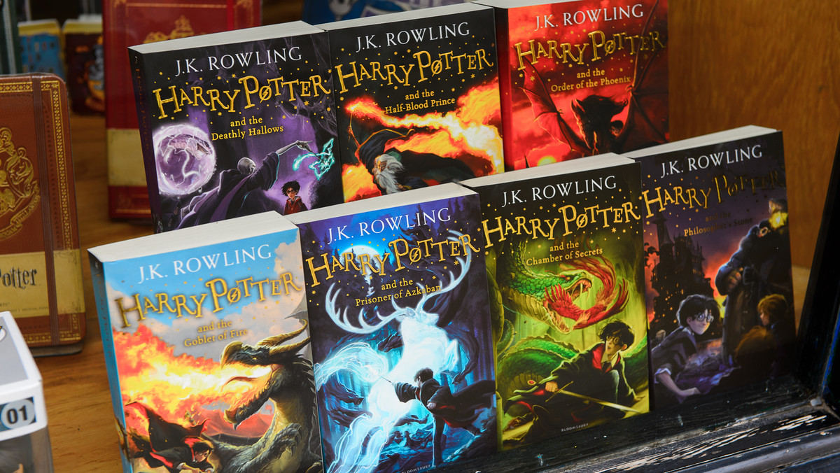 Wydawnictwo Pottermore Publishing planuje wydać serię krótkich e-booków nawiązujących do przedmiotów nauczanych w Hogwarcie. W sprzedaży pojawi się m.in.  "Harry Potter: Podróż przez zaklęcia i obronę przed Czarną Magią" i "Harry Potter: Podróż przez eliksiry i ziołolecznictwo".