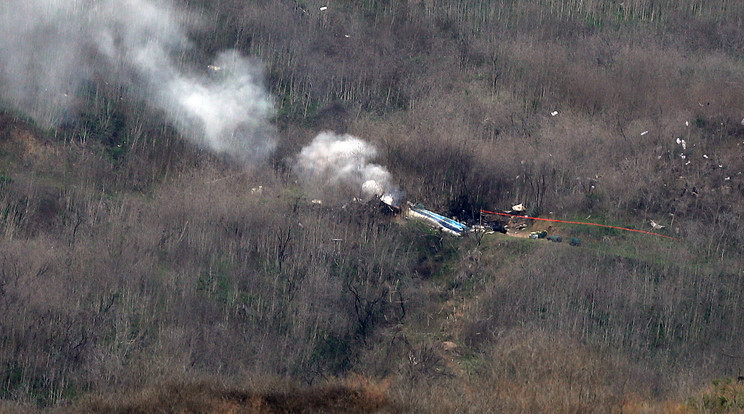 Kobe Bryant helikopter-balesetének helyszíne: teljesen kiégett a Sikorsky S-76 típusú helikopter, 9-en haltak meg a tragédiában / Fotó: MTI EPA