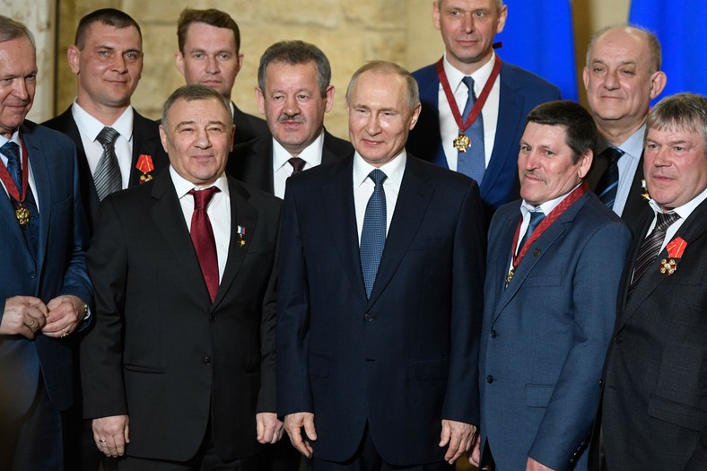 Prezydent Rosji Władimir Putin, biznesmen Arkadij Rotenberg i inni podczas ceremonii wręczenia nagród dla tych, którzy kierowali budową Mostu Krymskiego, 2020 r.