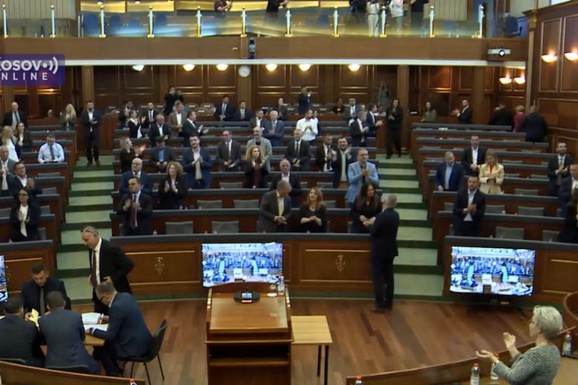 (VIDEO) SKANDAL POSLE PRESUDE SRBIMA U SLUČAJU BANJSKA Predsednica parlamenta i albanski poslanici APLAUDIRALI, članovi Srpske liste napustili salu