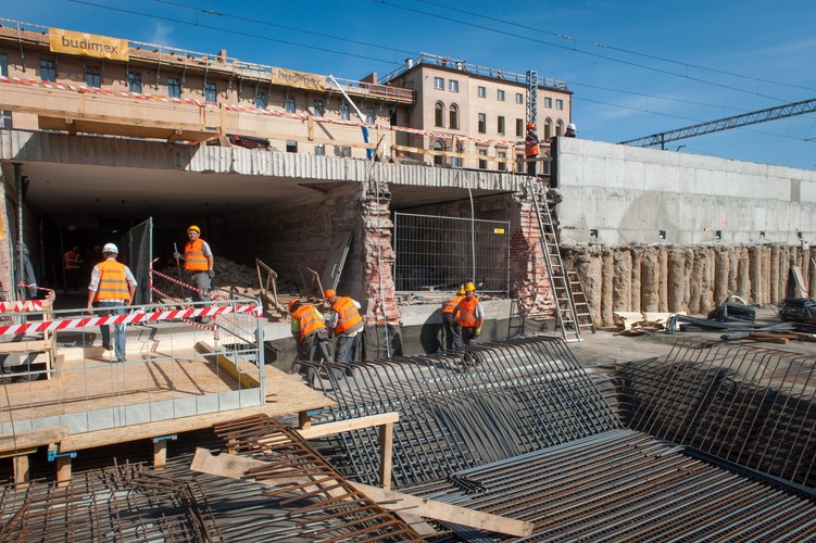 Prace na budowie nowego dworca kolejowego Bydgoszcz Główna, przed uroczystym wmurowaniem kamienia węgielnego <br><br> fot. (mr) PAP/Tytus Żmijewski